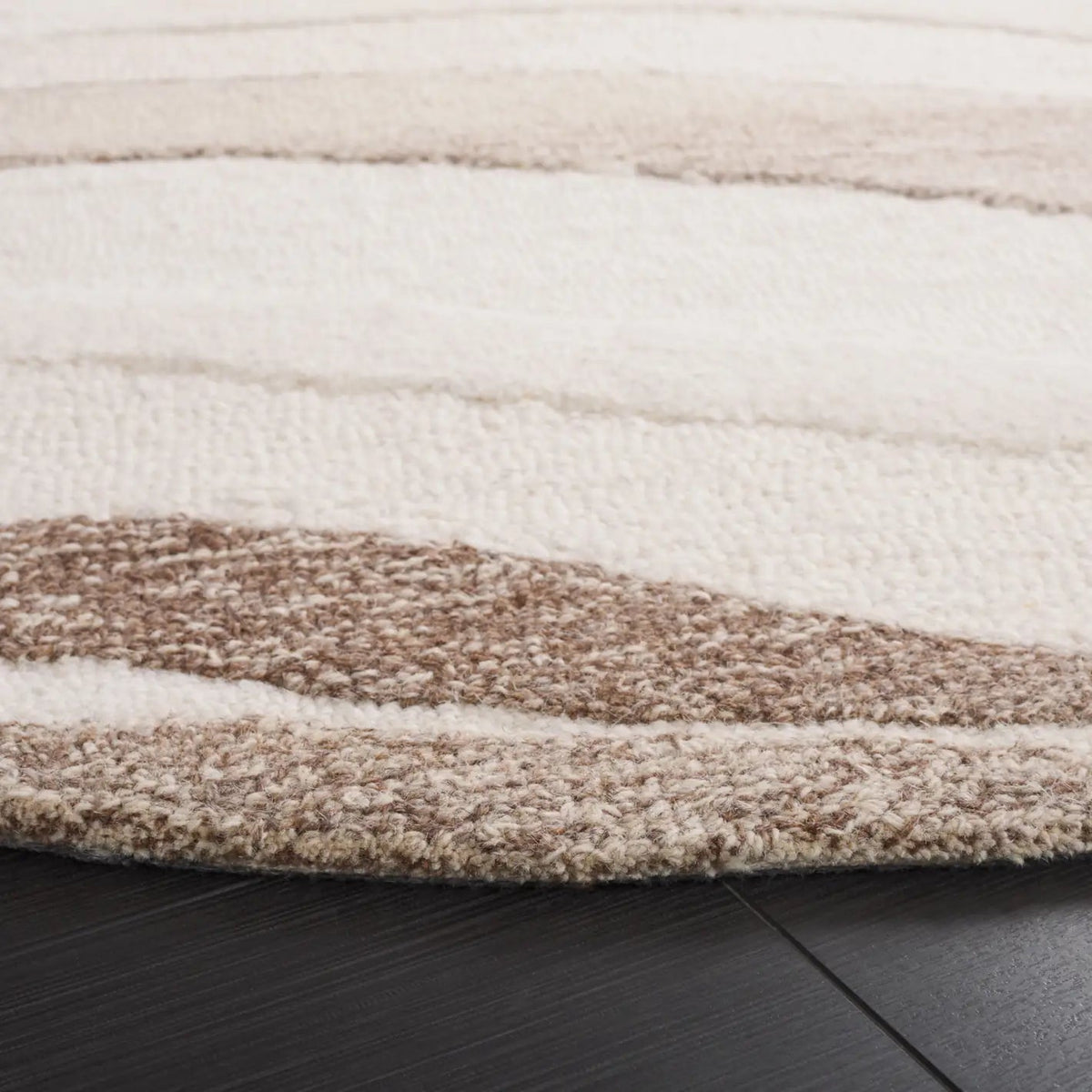 Safavieh Fifth Avenue 6'-0" x 6'-0" Rug in Ivory / Beige