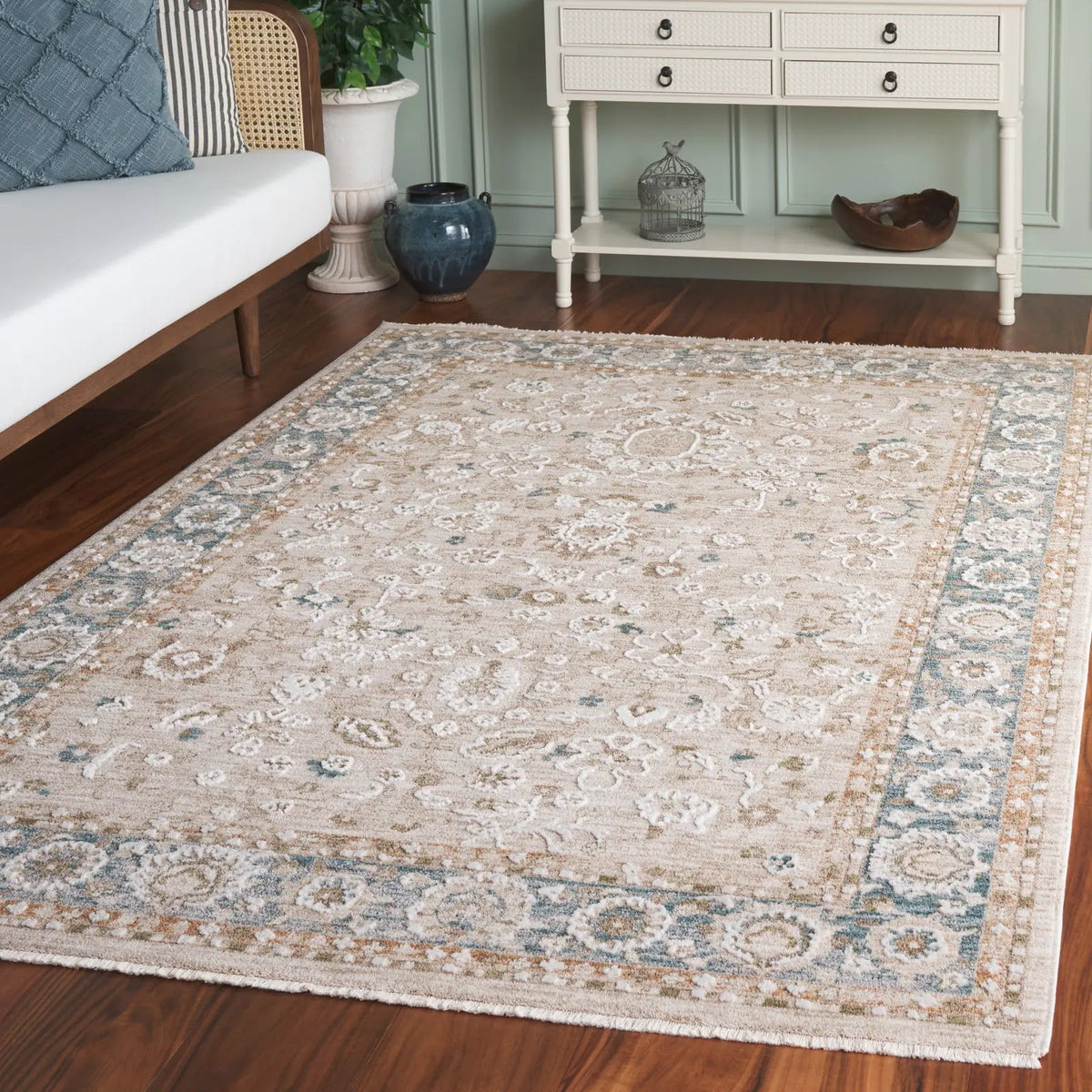 Safavieh Finley 4'-0" x 6'-0" Rug in Blue / Beige