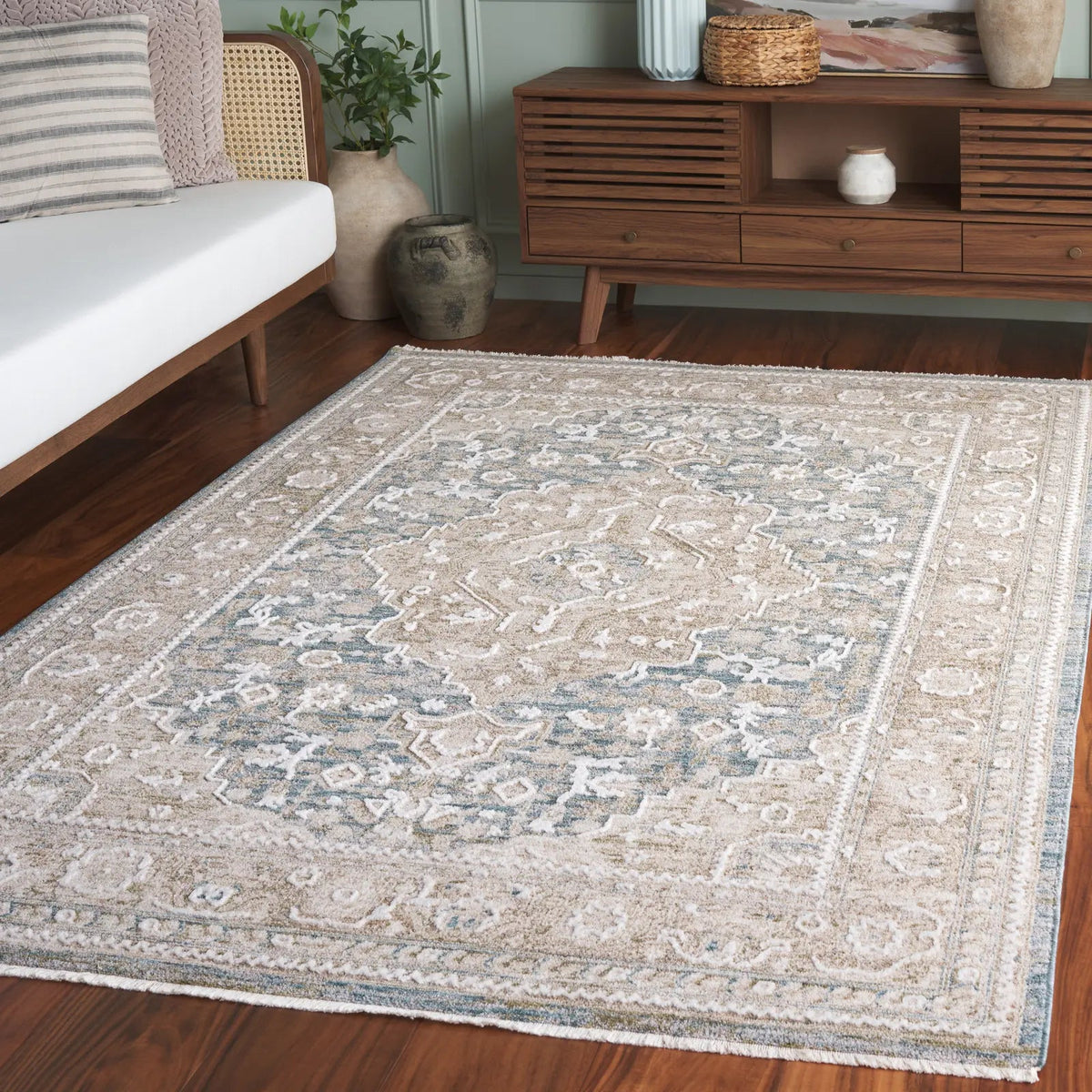 Safavieh Finley 4'-0" x 6'-0" Rug in Blue / Beige