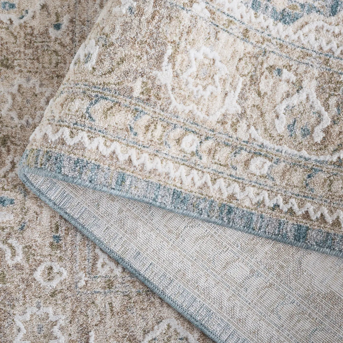 Safavieh Finley 4'-0" x 6'-0" Rug in Blue / Beige