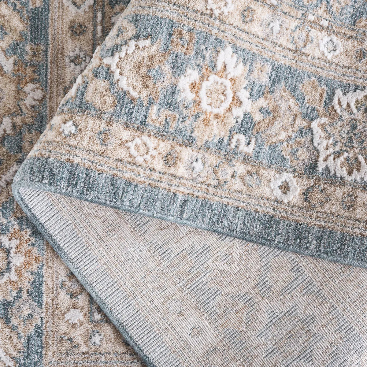 Safavieh Finley 4'-0" x 6'-0" Rug in Blue / Beige