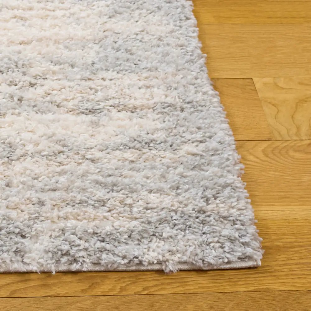 Safavieh Gemma Shag 5'-3" x 7'-6" Rug in Ivory / Beige Grey