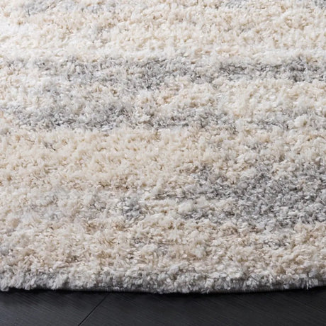 Safavieh Gemma Shag 6'-7" x 6'-7" Rug in Ivory / Beige Grey