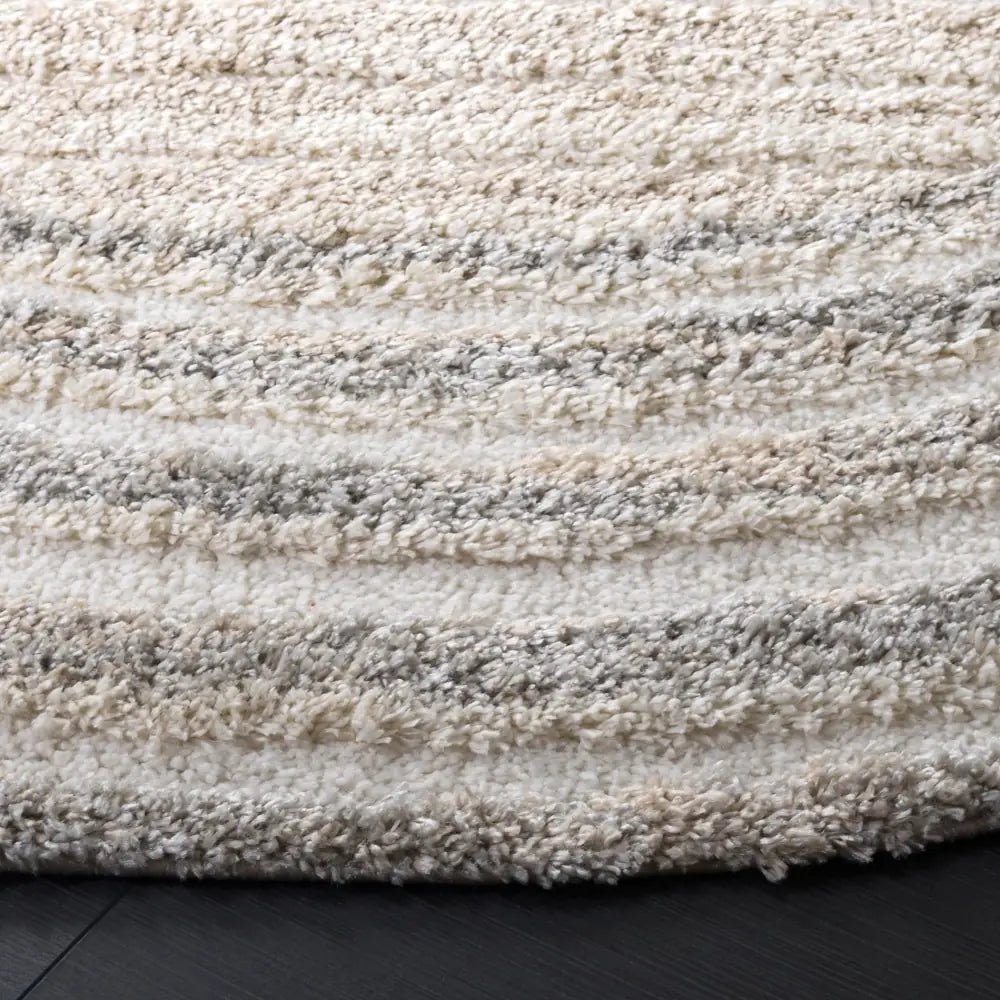 Safavieh Gemma Shag 6'-7" x 6'-7" Rug in Ivory / Beige Grey