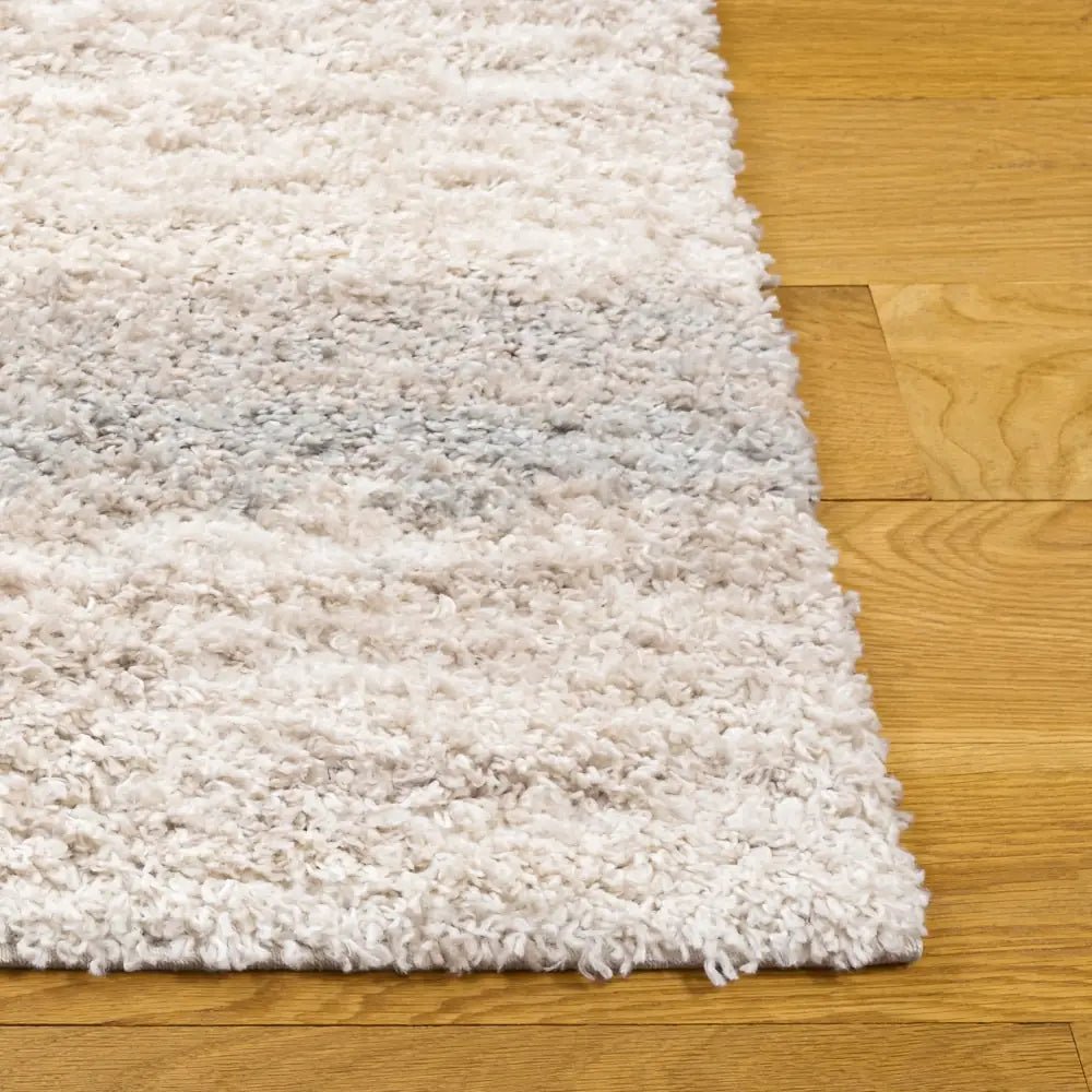 Safavieh Gemma Shag 5'-3" x 7'-6" Rug in Ivory / Beige Grey