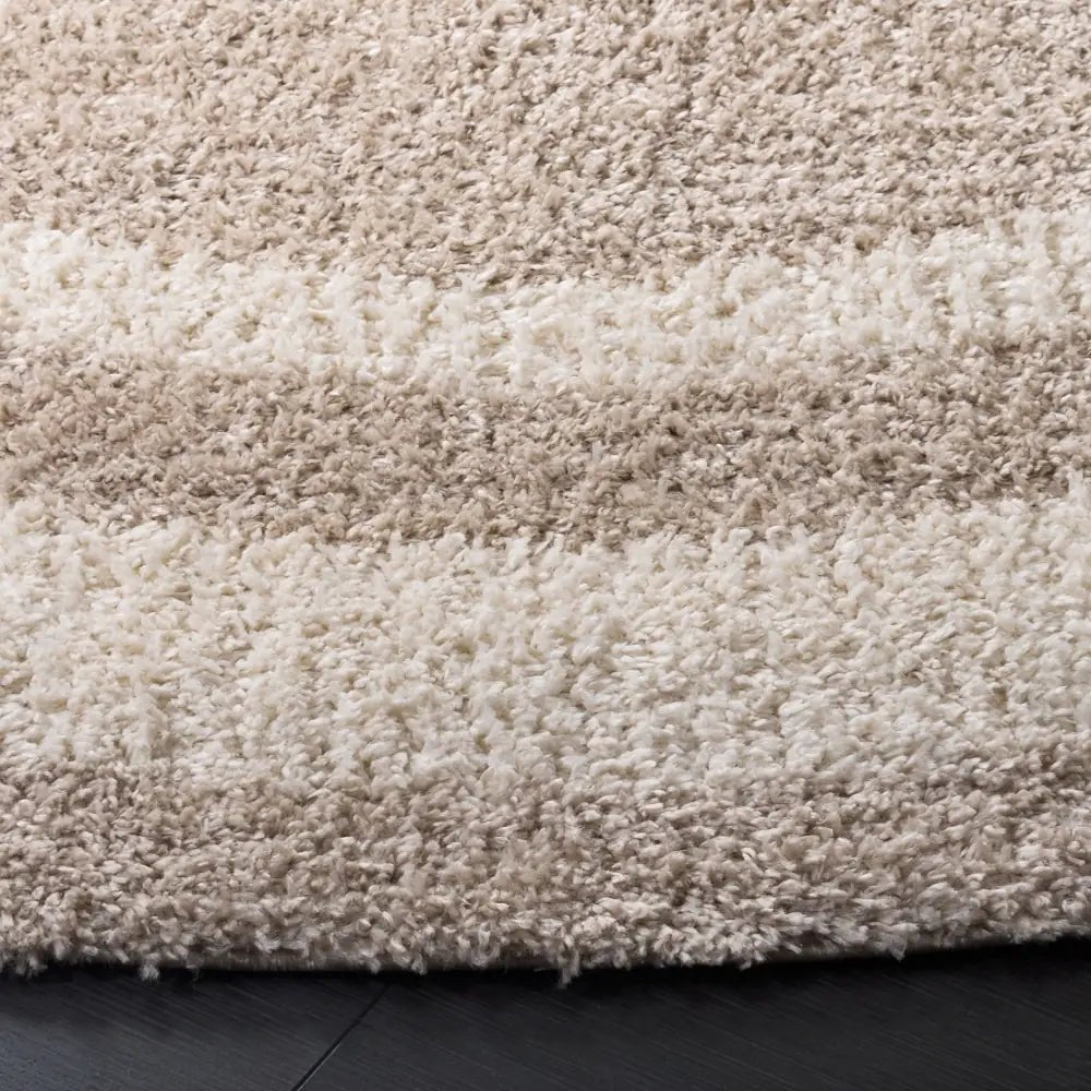Safavieh Gemma Shag 6'-7" x 6'-7" Rug in Beige / Ivory