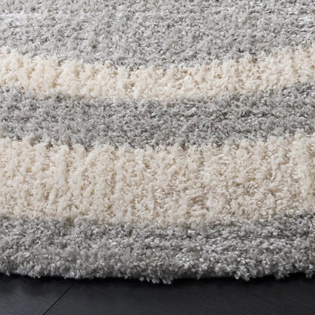 Safavieh Gemma Shag 6'-7" x 6'-7" Rug in Grey / Ivory