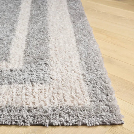 Safavieh Gemma Shag 5'-3" x 7'-6" Rug in Grey / Ivory