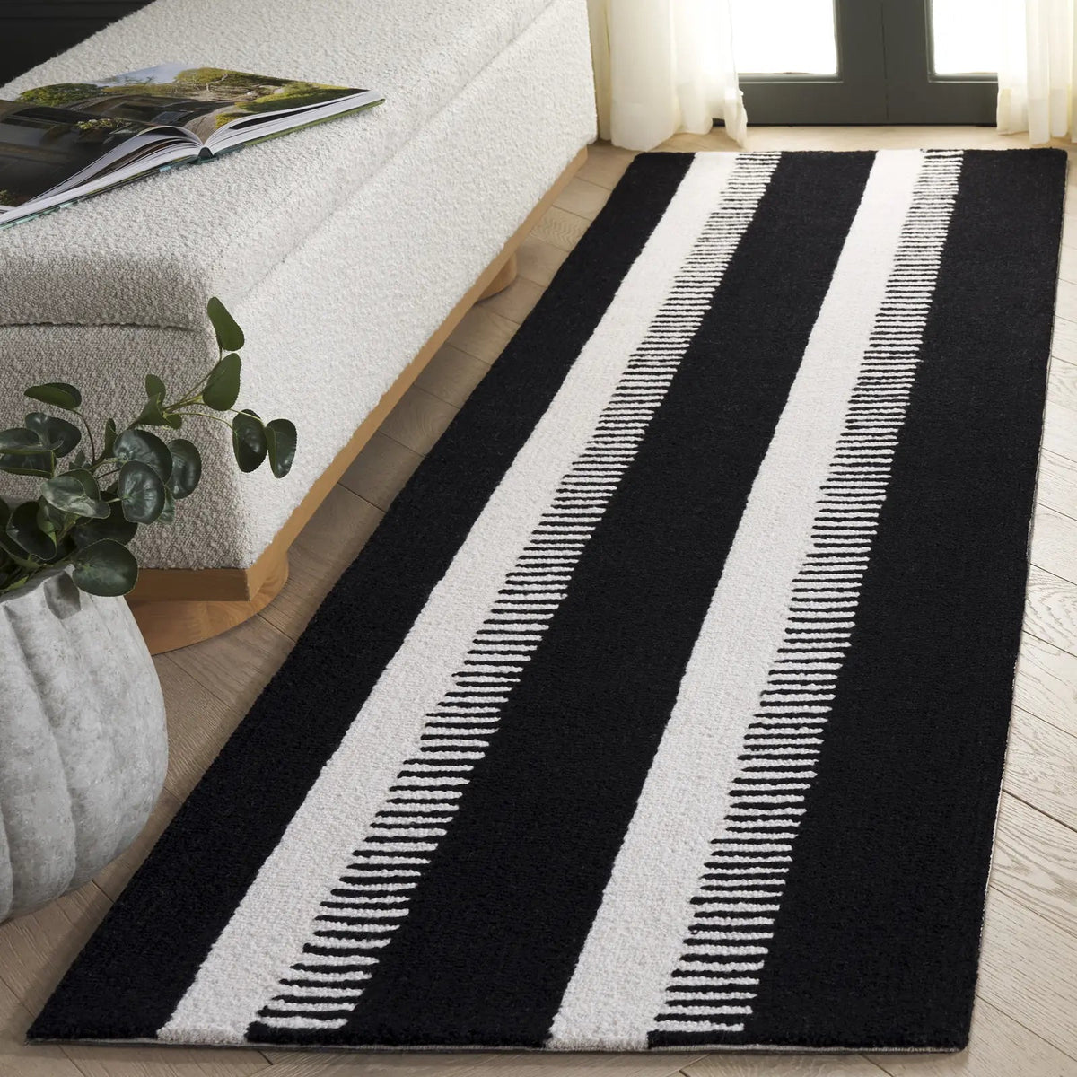 Safavieh Genre 2'-3" x 8'-0" Rug in Black / Ivory
