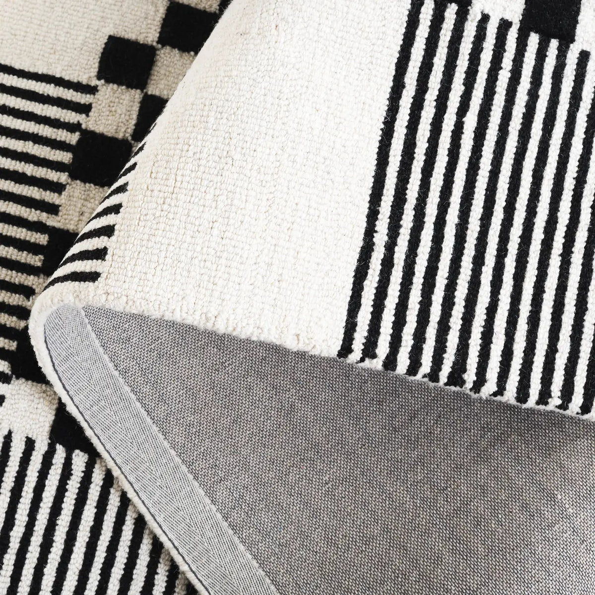 Safavieh Genre 4'-0" x 6'-0" Rug in Black / Ivory