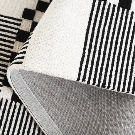 Safavieh Genre 4'-0" x 6'-0" Rug in Black / Ivory