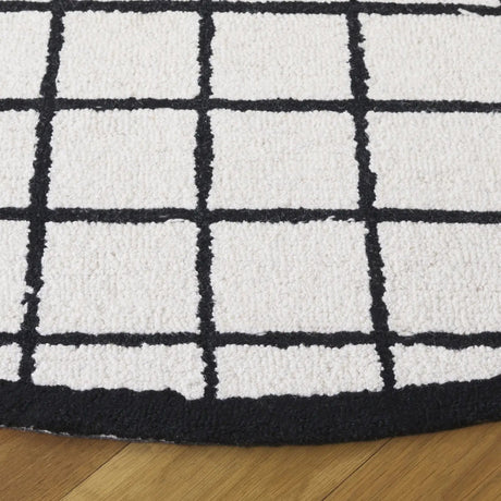 Safavieh Genre 6'-0" x 6'-0" Rug in Ivory / Black