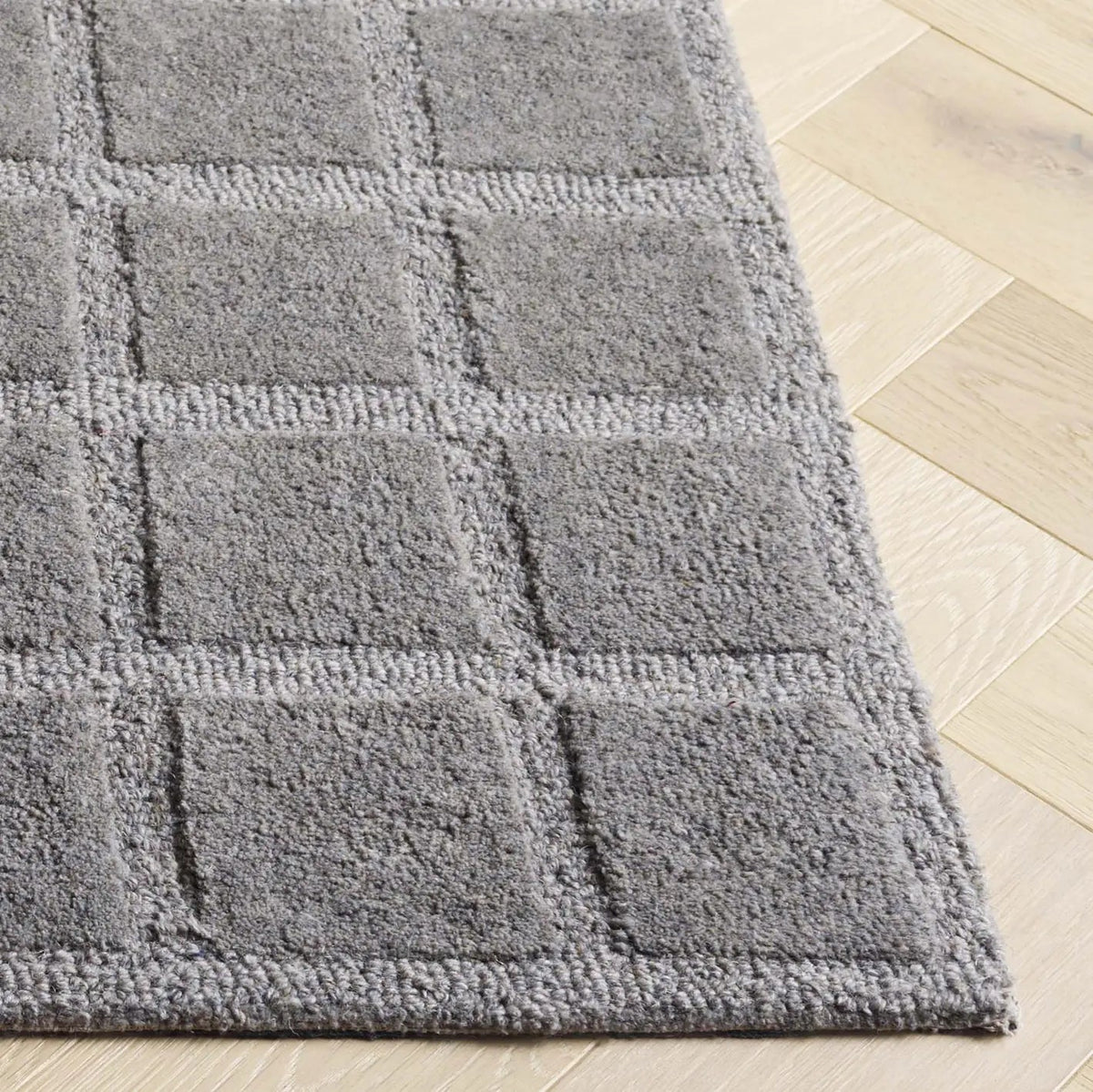 Safavieh Genre 4'-0" x 6'-0" Rug in Grey