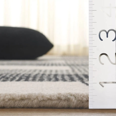 Safavieh Genre 4'-0" x 6'-0" Rug in Ivory / Black