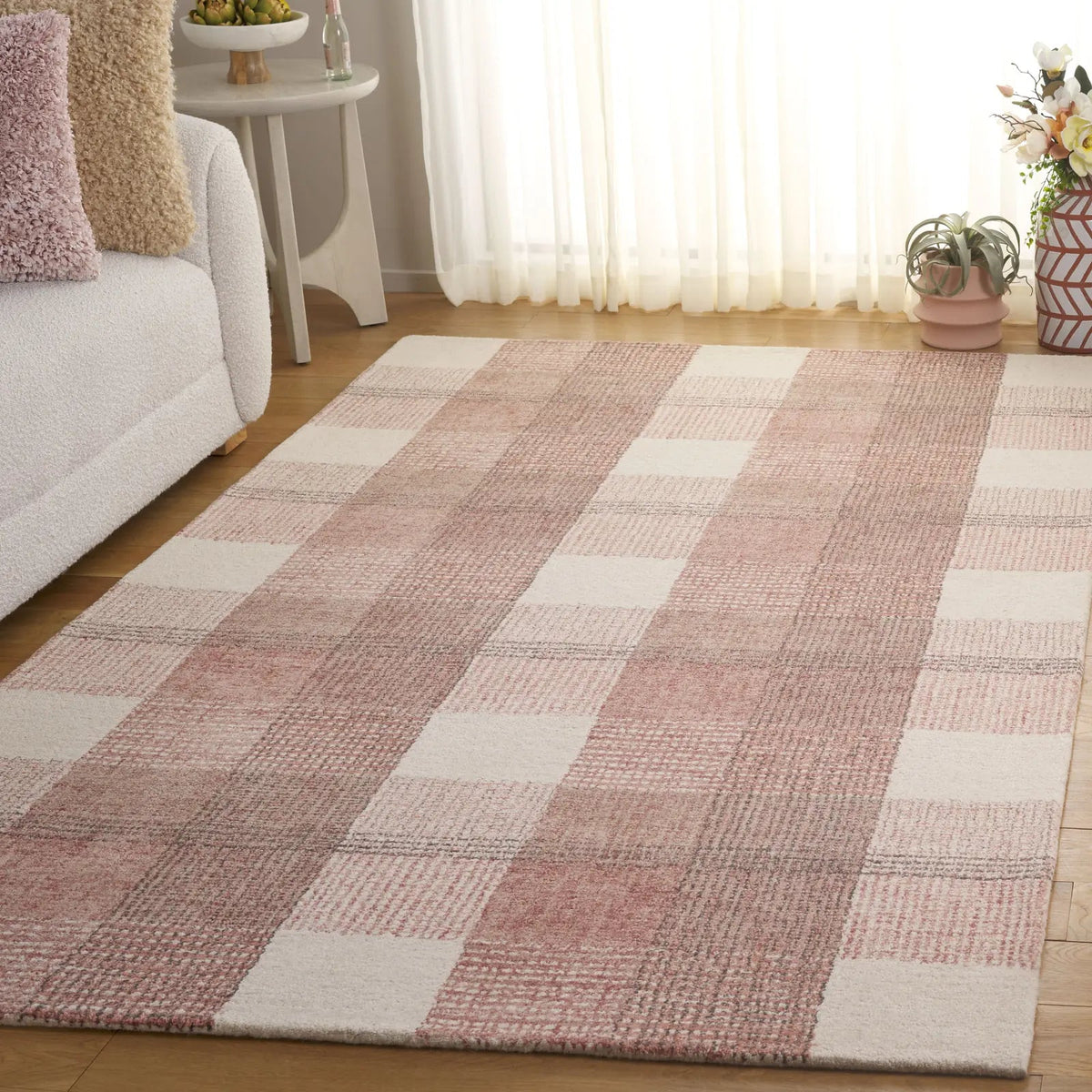 Safavieh Genre 4'-0" x 6'-0" Rug in Ivory / Red