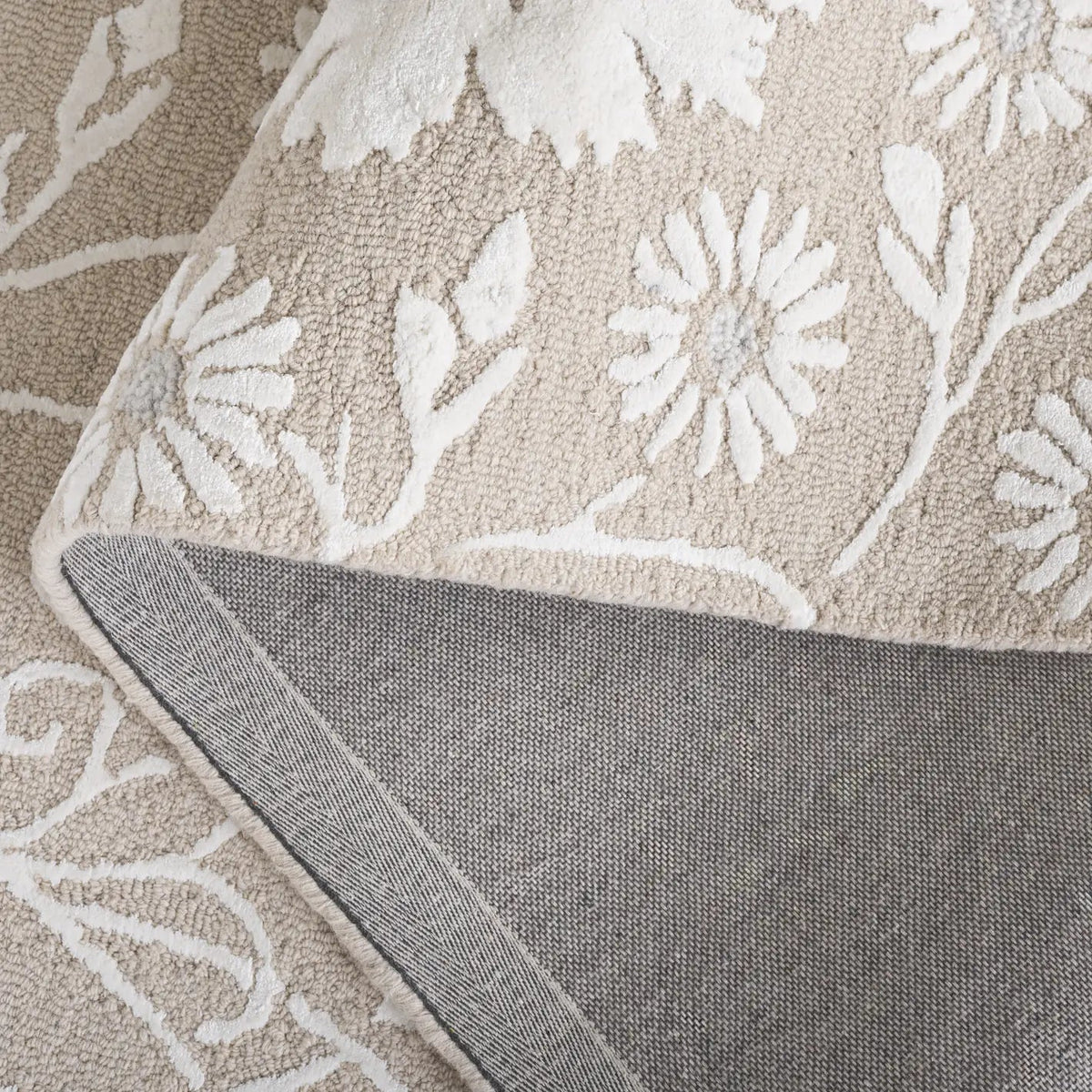 Safavieh Glamour 4'-0" x 6'-0" Rug in Beige / Ivory