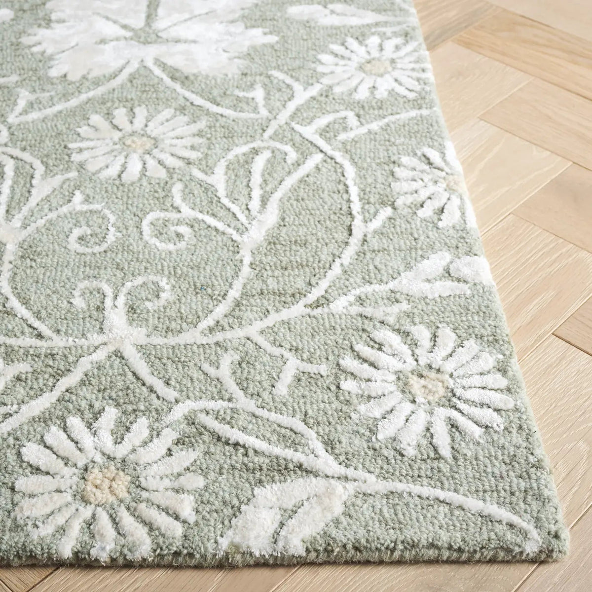 Safavieh Glamour 4'-0" x 6'-0" Rug in Sage / Ivory