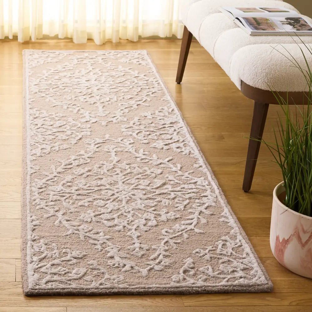 Safavieh Glamour 2'-3" x 8'-0" Rug in Beige / Ivory