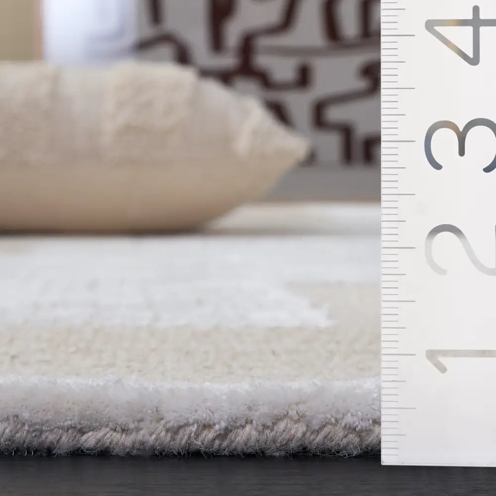 Safavieh Glamour 5'-0" x 8'-0" Rug in Ivory / Beige