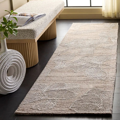 Safavieh Glamour 2'-3" x 8'-0" Rug in Beige / Ivory