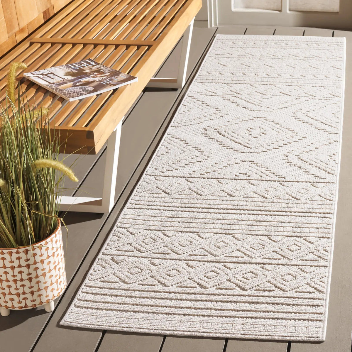 Safavieh Global 2'-2" x 8'-0" Rug in Light Beige / Ivory