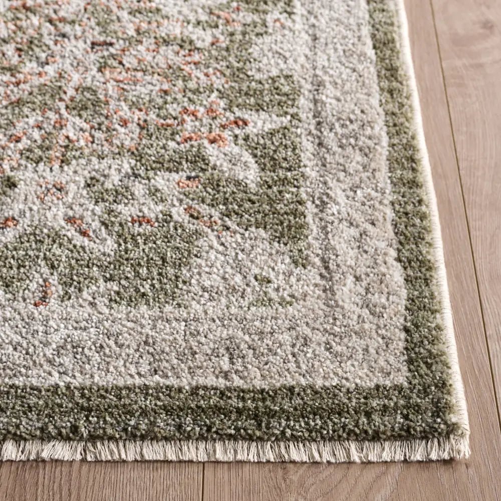 Safavieh Grove 5'-3" x 7'-6" Rug in Green / Ivory