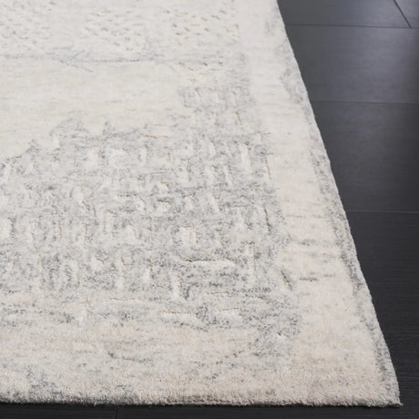Safavieh Harvest 4'-0" x 6'-0" Rug in Silver / Ivory