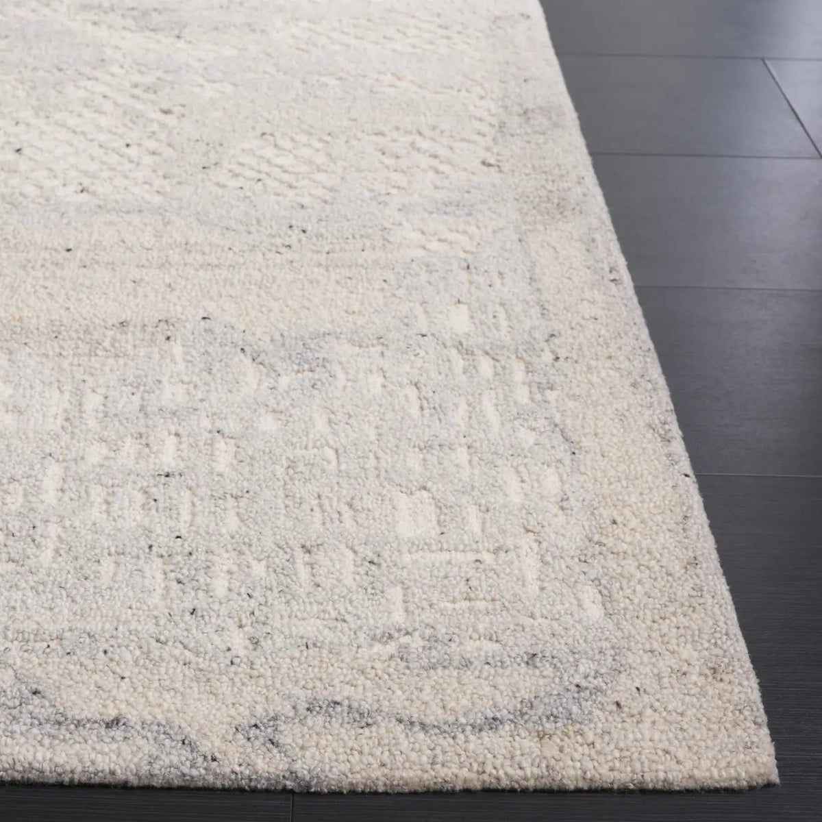 Safavieh Harvest 4'-0" x 6'-0" Rug in Silver / Ivory