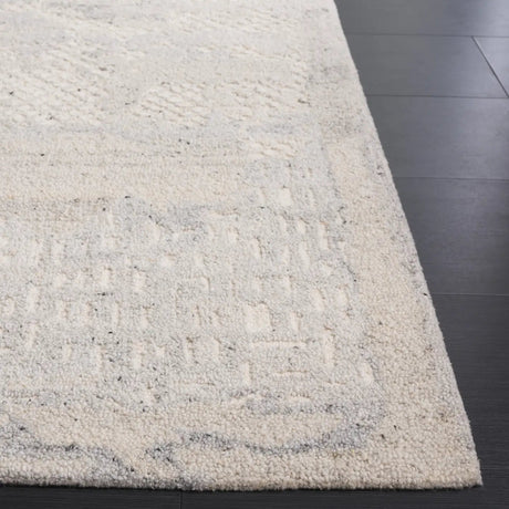 Safavieh Harvest 4'-0" x 6'-0" Rug in Silver / Ivory