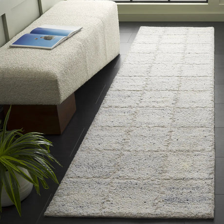 Safavieh Harvest 2'-3" x 9'-0" Rug in Silver / Grey