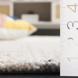 Safavieh Harvest 4'-0" x 6'-0" Rug in Light Grey
