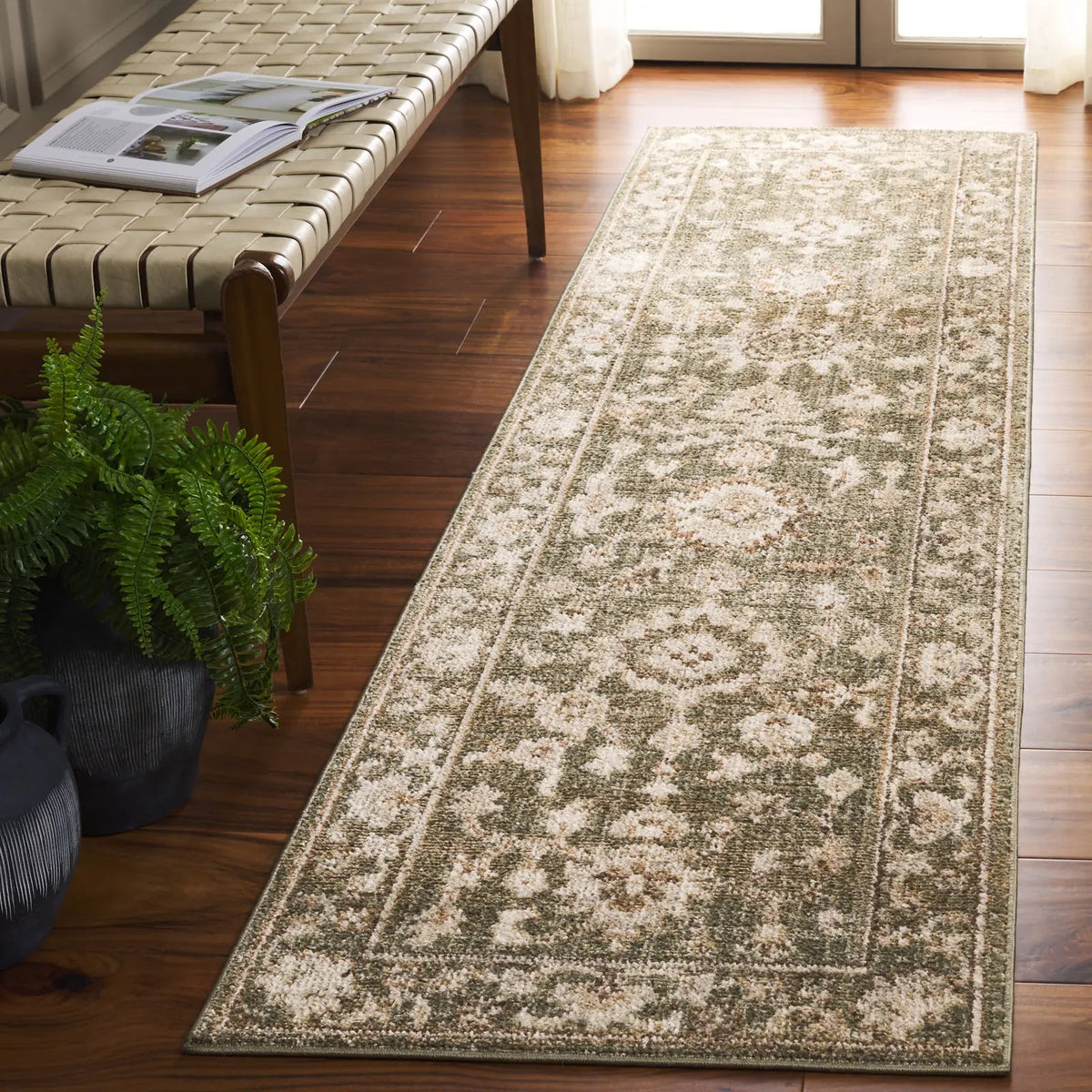 Safavieh Hazel 500 2'-2" x 7'-0" Rug in Green / Ivory