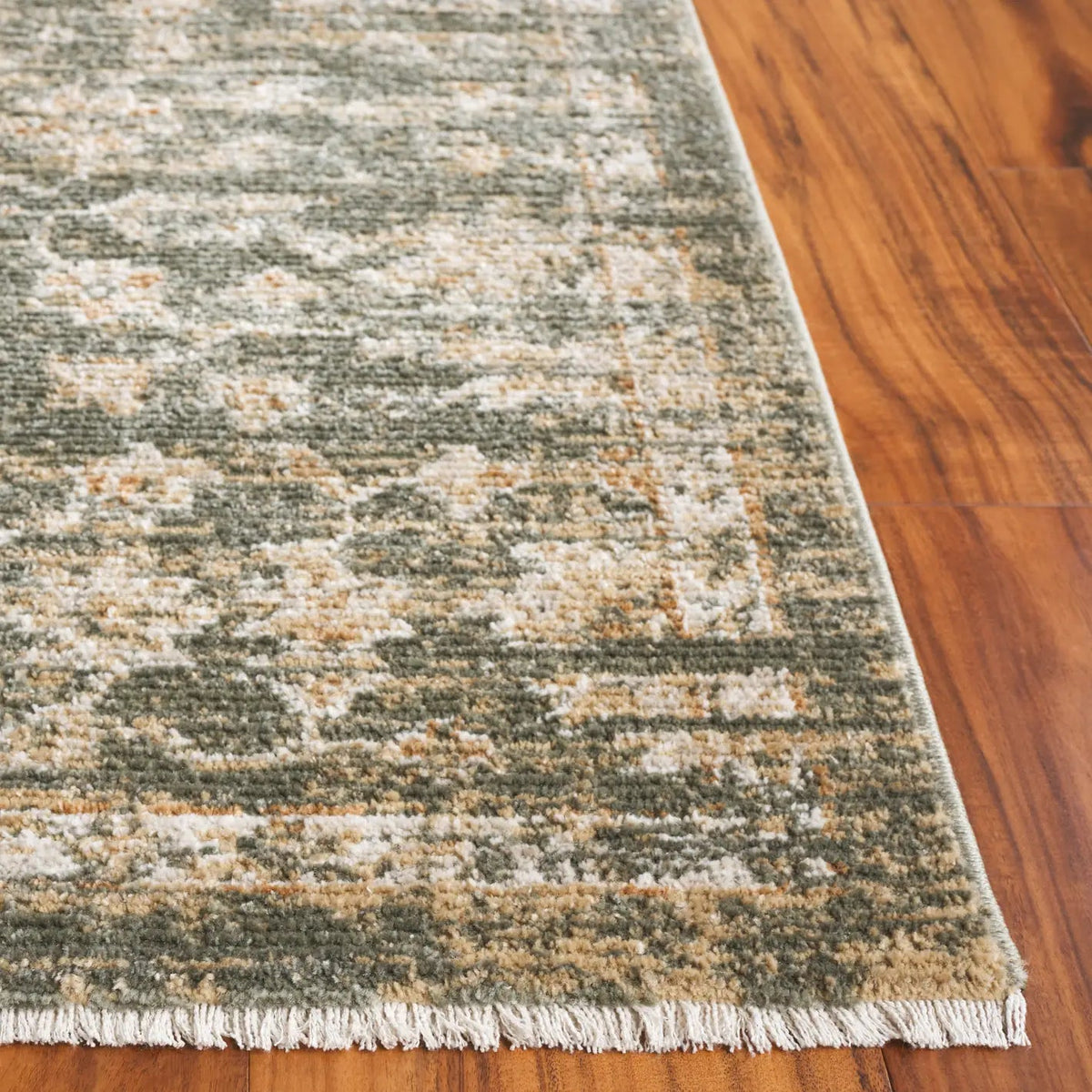 Safavieh Hazel 500 4'-0" x 6'-0" Rug in Green / Beige