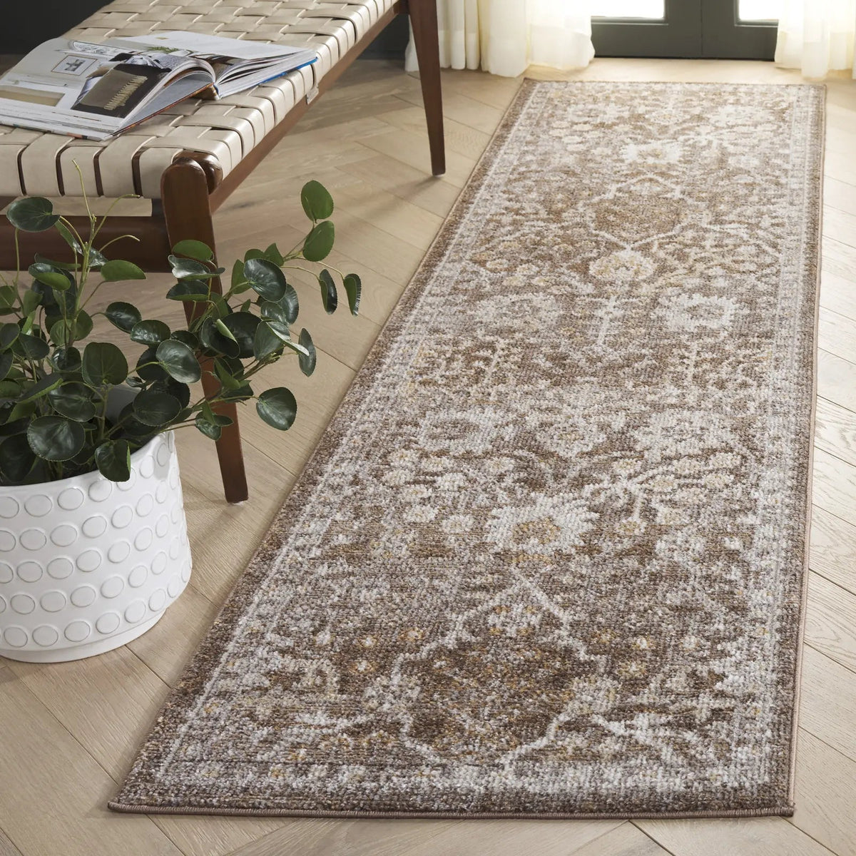 Safavieh Hazel 500 2'-2" x 8'-0" Rug in Brown / Ivory