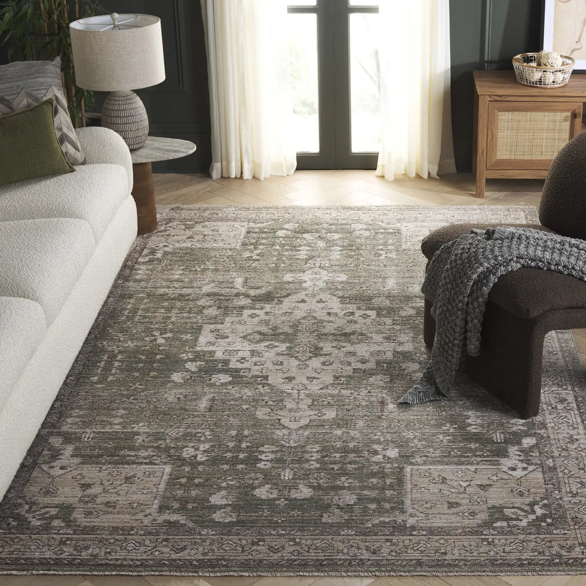 Safavieh Hazel 500 4'-0" x 6'-0" Rug in Green / Beige