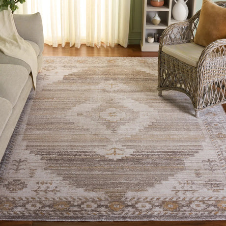 Safavieh Hazel 500 4'-0" x 6'-0" Rug in Beige / Ivory