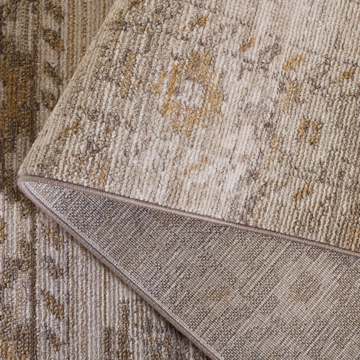Safavieh Hazel 500 4'-0" x 6'-0" Rug in Beige / Ivory
