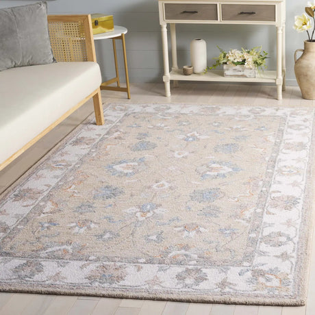 Safavieh Heritage 4'-0" x 6'-0" Rug in Beige / Ivory