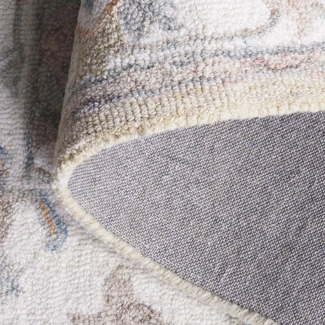 Safavieh Heritage 4'-0" x 6'-0" Rug in Beige / Ivory