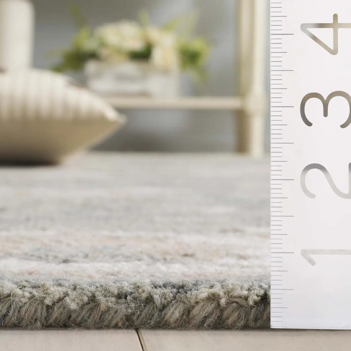 Safavieh Heritage 4'-0" x 6'-0" Rug in Grey / Ivory