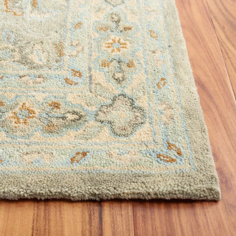 Safavieh Heritage 4'-0" x 6'-0" Rug in Green / Ivory