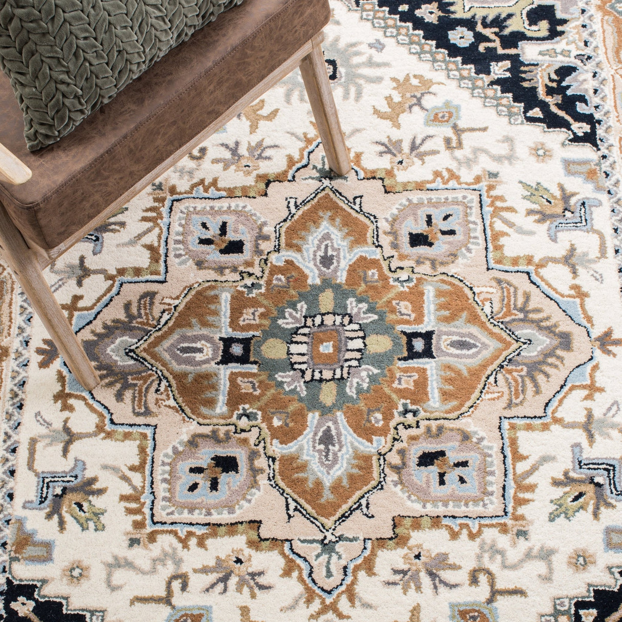 Safavieh Heritage Hg625D Beige/Navy Rug - Safavieh - hg625d - 4r