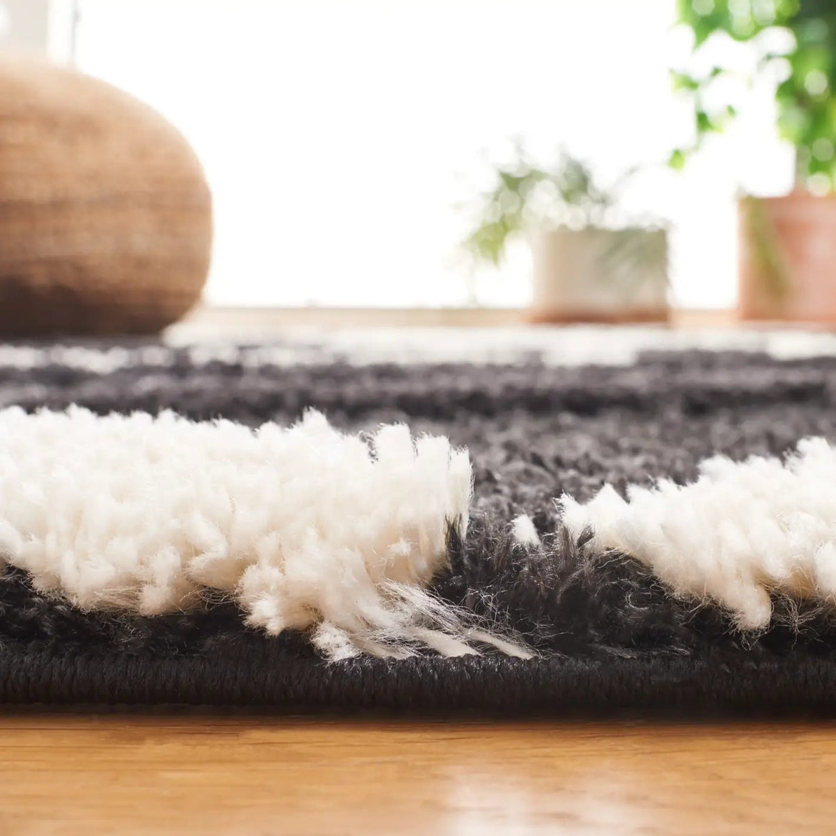 Safavieh Hi-Lo Shag 4'-0" x 6'-0" Rug in Charcoal / Ivory