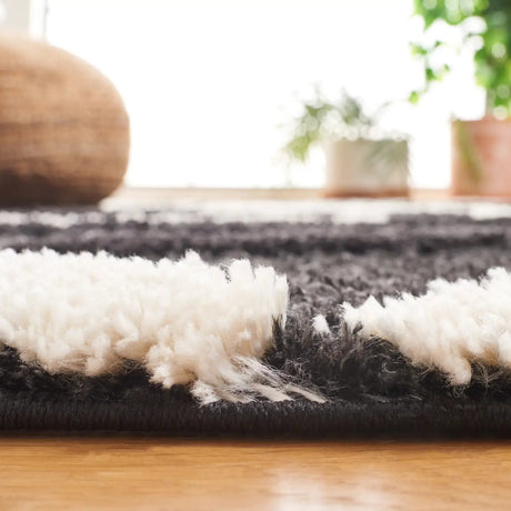 Safavieh Hi-Lo Shag 4'-0" x 6'-0" Rug in Charcoal / Ivory