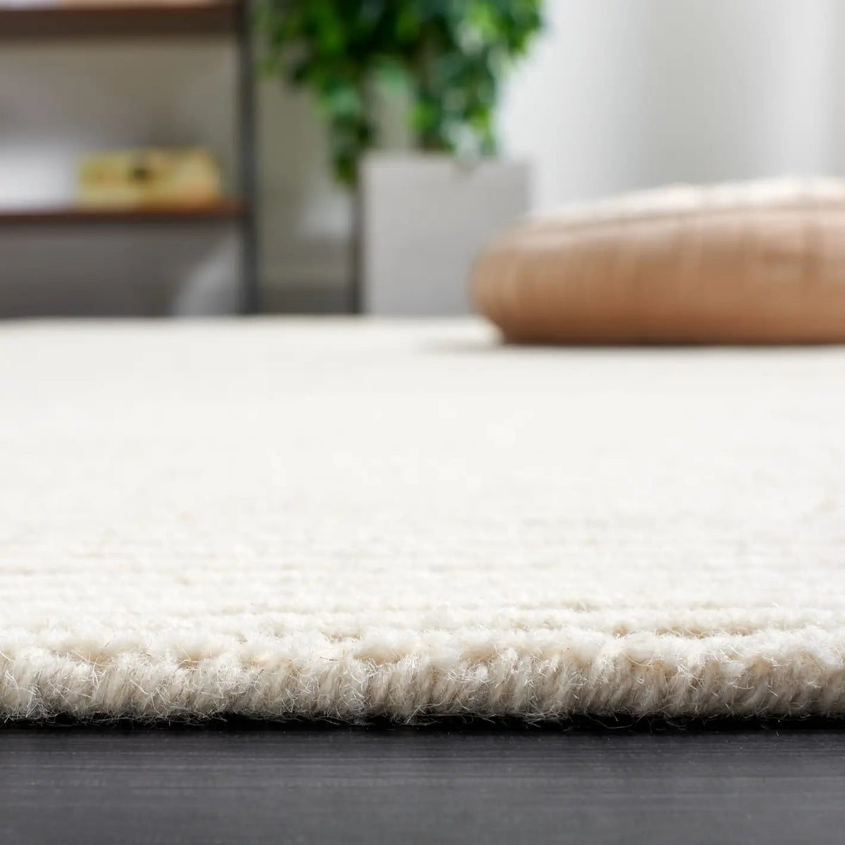 Safavieh Himalaya 4'-0" x 6'-0" Rug in Ivory