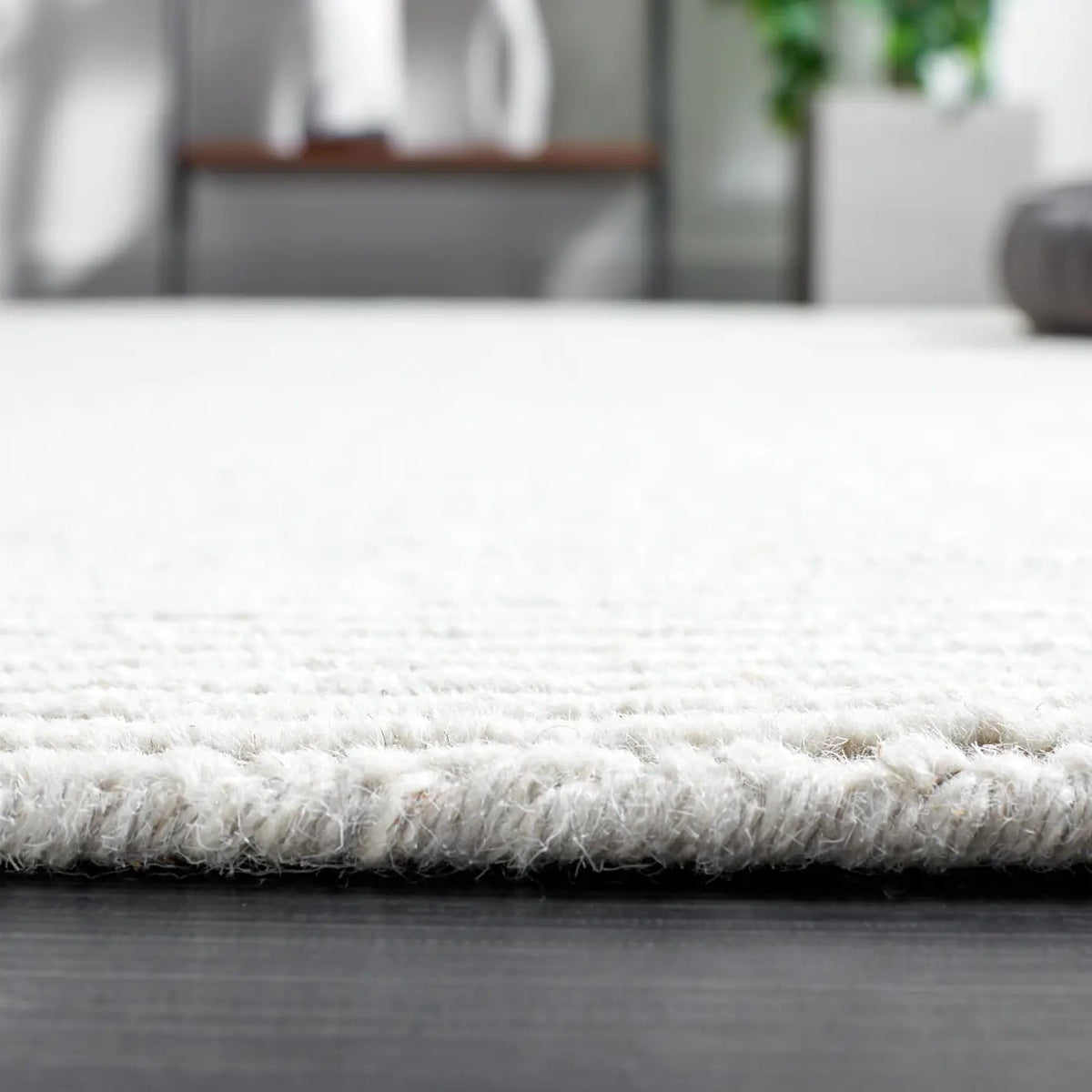 Safavieh Himalaya 4'-0" x 6'-0" Rug in Light Grey