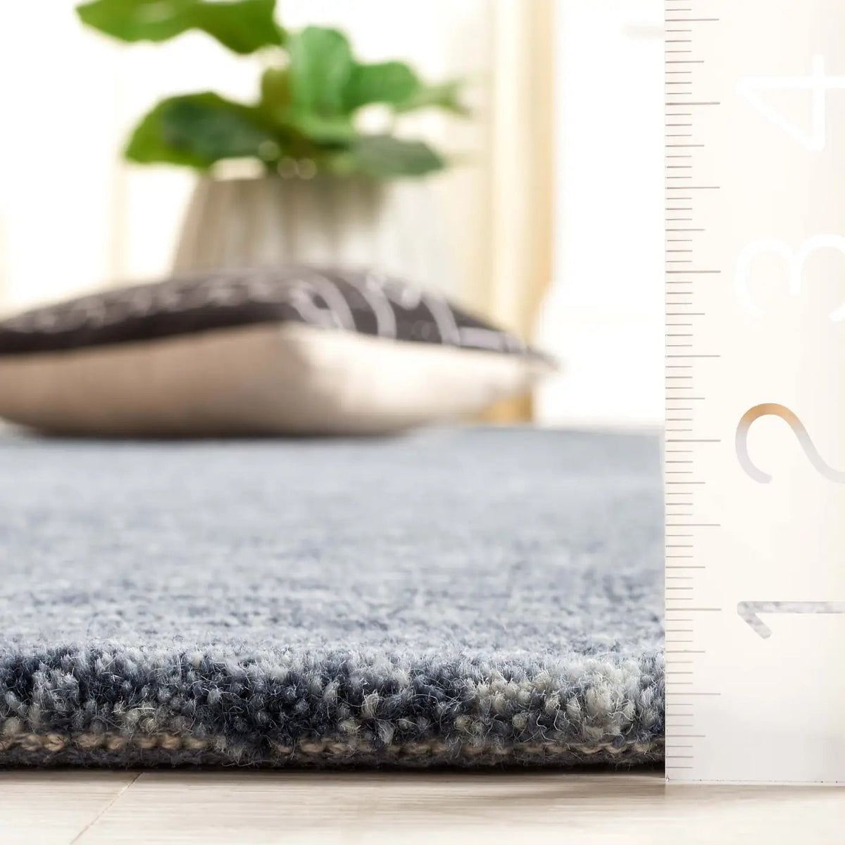 Safavieh Himalaya 4'-0" x 6'-0" Rug in Navy / Grey