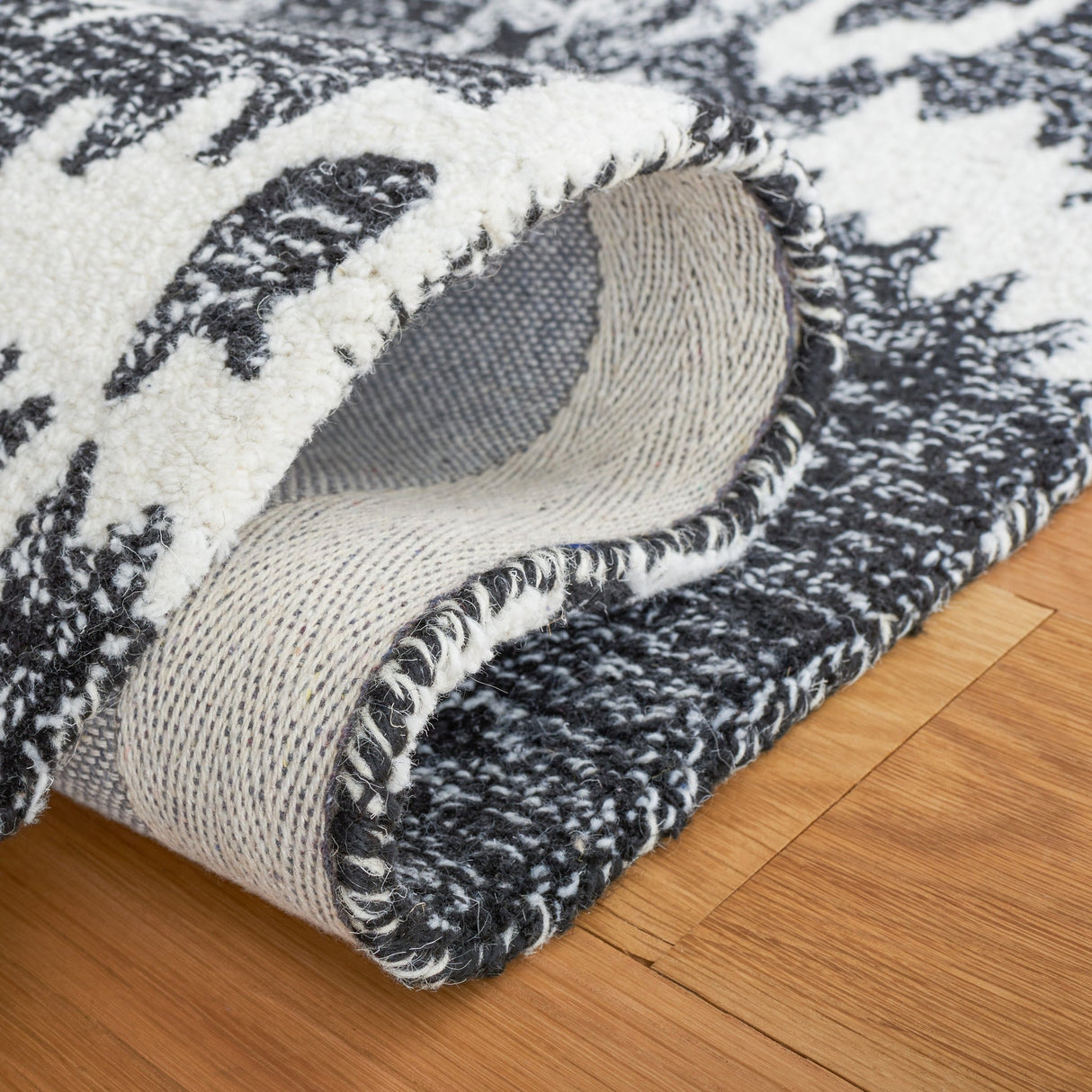 Safavieh Ikat Ikt651Z Black/Ivory Rug - Safavieh - ikt651z - 6r