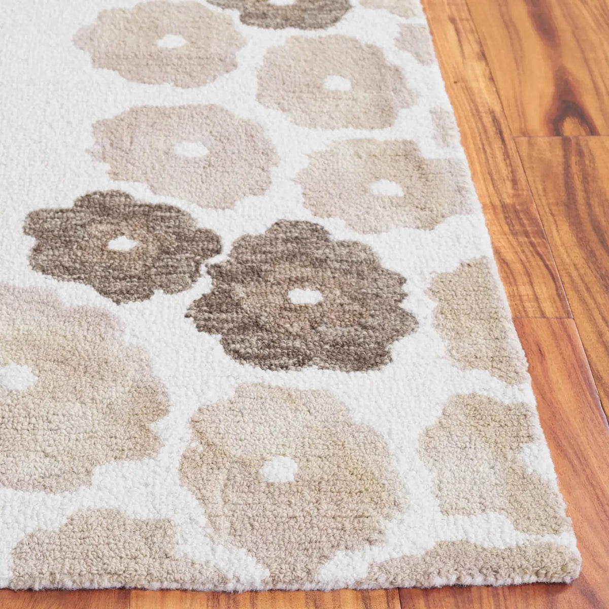 Safavieh Jardin 4'-0" x 6'-0" Rug in Beige / Ivory