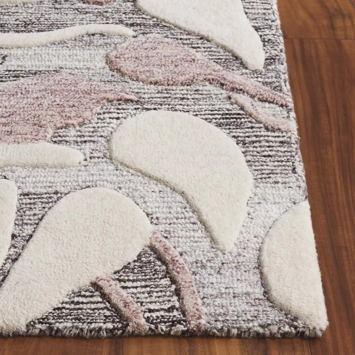 Safavieh Jardin 4'-0" x 6'-0" Rug in Pink / Ivory